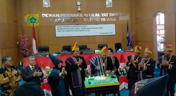 Peringatan HUT ke-20 Kabupaten Pakpak Bharat, Jumat (28/7/2023), berlangsung meriah. Tampak sejumlah tokoh pemekaran yang tergabung dalam Komite Pemekaran Dairi Pakpak Bharat ikut menghadiri acara tersebut.