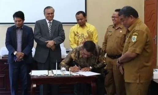 Pemkab bersama DPRD Pakpak Bharat menandatangani Fakta Integritas Kebijakan Umum Anggaran dan Perioritas Plafon Anggaran Sementara Kabupaten Pakpak Bharat Tahin 2024.