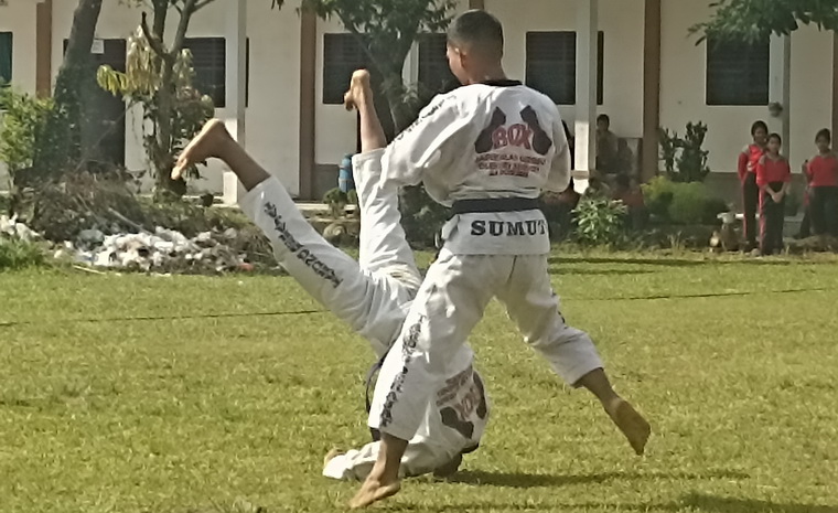 Sejumlah atlet Tarung Derajat melakukan atraksi di hadapan seratusan siswa/siswi SMAN 21 Medan, Jumat (11/8/2023) pagi. Mereka terdiri dari atlet Pelatda Sumut untuk Tarung Derajat menuju PON Sumut Aceh mendatang.