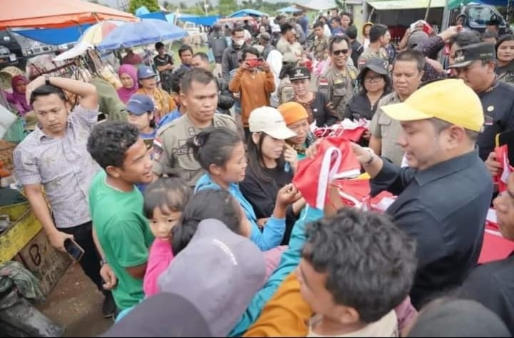 Bupati Pakpak Bharat Franc Bernhard Tumanggor membagikan ribuan Bendera Merah Putih kepada masyarakat di Kecamatan Salak, Pergetteng-Getteng Sengkut, dan sekitarnya.