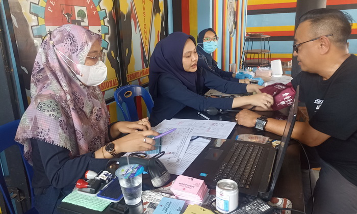 Sapma (Satuan Pelajar dan Mahasiswa) DPC PKN (Pemuda Karya Nasional) Kota Medan menggelar aksi donor darah, di Kantor DPC PKN Kota Medan Jalan Sei Besitang Medan, Sabtu (19/8/2023).