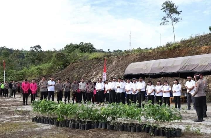 Wakil Bupati Pakpak Bharat H Mutsyuhito Solin Dr MPd bersama Sekda Jalan Berutu SPd MM, melakukan penanaman pohon di lingkungan Mapolres Pakpak Bharat.