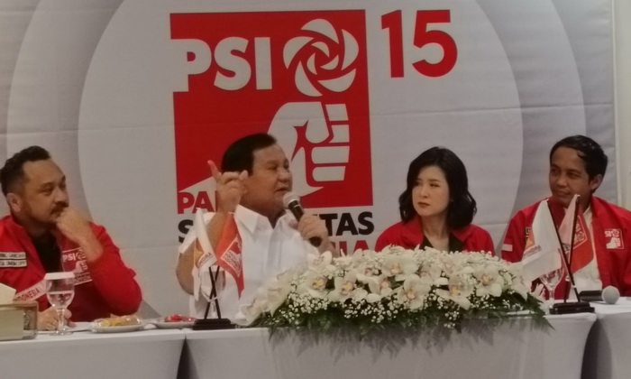 Ketum Partai Gerindra Prabowo Subianto dapat sambutan hangat saat tiba di Kantor DPP PSI. Kedatangannya disambut langsung oleh Ketua Umum (Ketum) PSI Giring Ganesha.