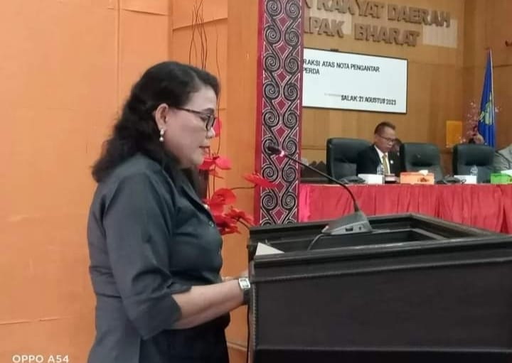 DPRD Pakpak Bharat kembali menggelar sidang paripurna dengan agenda Mendengarkan Pandangan Umum Fraksi-Fraksi di DPRD atas Nota Pengantar Lima Rancangan Peraturan Daerah Pakpak Bharat Pada, Senin (21/8/2023).