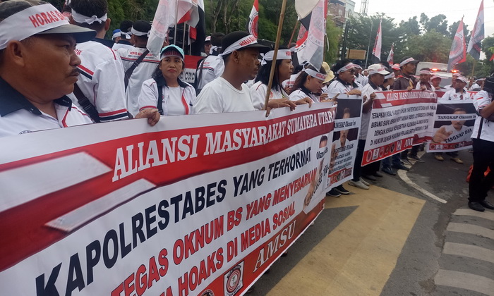 Ratusan massa HBB (Horas Bangso Batak) melakukan aksi damai di Mapolrestabes Medan, Senin (14/8/2023). Massa gabungan HBB Medan dan beberapa daerah di Sumut, serta dari Kota Batam Kepri itu, mendesak kepolisian agar segera mengambil tindakan hukum atas oknum BS.