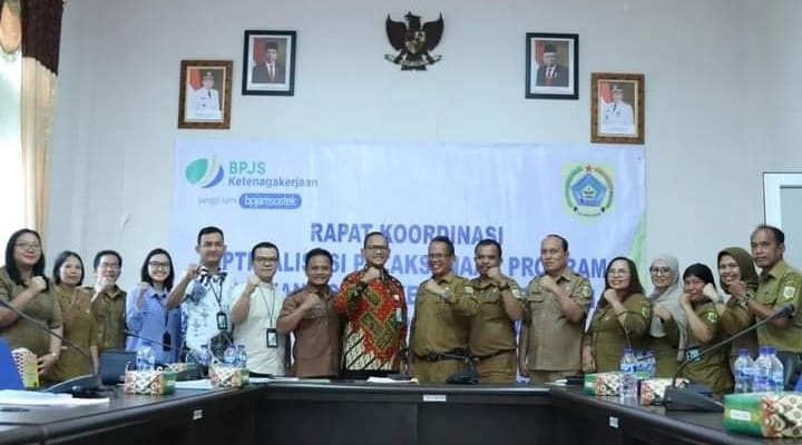 Visi utama dari Pemerintah Kabupaten Pakpak Bharat adalah tercapainya kesejahteraan rakyat.