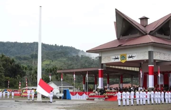 Bupati Pakpak Bharat Franc Bernhard Tumanggor memimpin Upacara Peringatan Detik-detik Proklamasi Kemerdekaan RI ke 78 Tahun 2023 tingkat Kabupaten Pakpak Bharat.