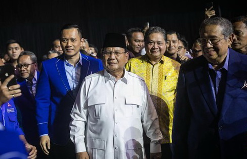 Prabowo Subianto mengaku memiliki banyak persamaan dengan SBY (Susilo Bambang Yudhoyono). Persamaan tersebut, kata Menhan RI ini, sudaha ada sejak masih muda, bahkan hingga kini saat sama-sama terjun ke dunia politik.