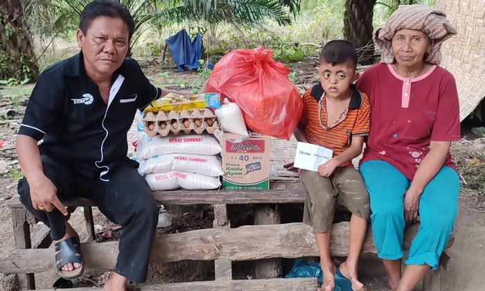 Firmansyah alias Rahmad, bocah malang yang terlahir tidak sempurna, menjalani hidup serba kekurangan ekonomi bersama kedua orangtuanya.