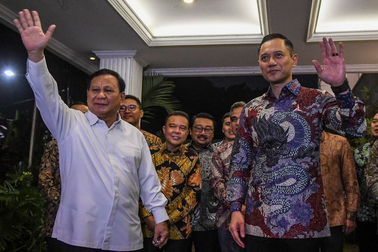 Partai Demokrat hampir pasti mendukung Prabowo Subianto pada perhelatan Pilpres 2024. Sekjen Partai Demokrat Teuku Riefky Harsya mengungkapkan, sinyal itu tampak Ketua Majelis Tinggi Partai Demokrat Susilo Bambang Yudhoyono (SBY) melakukan pertemuan dengan Prabowo Subianto.