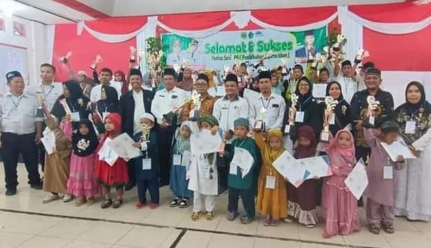 Pentas Seni Pendidikan Agama Islam yang diselenggarakan oleh Asosiasi Guru Pendidikan Agama Islam Kabupaten Pakpak Bharat berjalan lancar. Kegiatan ini dilaksanakan di Gedung serbaguna beberapa hari yg lewat.