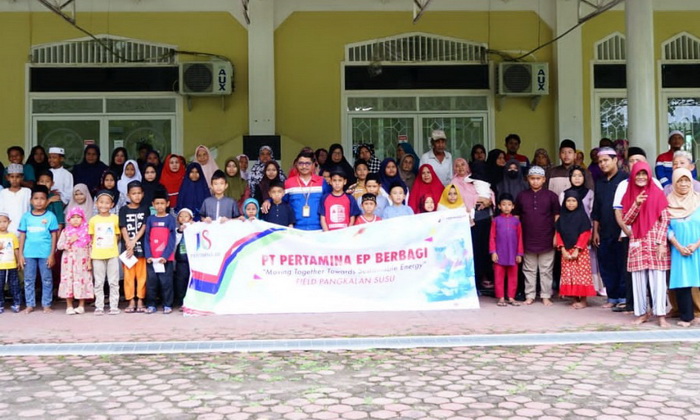 Pertamina EP Pangkalan Susu menyerahkan bantuan kepada ratusan penerima manfaat yang terdiri dari anak yatim dan fakir miskin di sekitar wilayah operasi perusahaan.