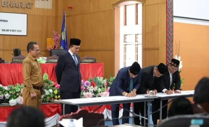 DPRD Pakpak Bharat mengesahkan lima rancangan peraturan daerah menjadi perda yang baru dalam Sidang Paripurna DPRD Pakpak Bharat, Senin (11/9/2023).