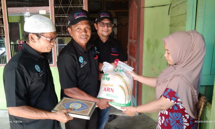 Serikat Media Siber Indonesia (SMSI) Kabupaten Mandailing Natal (Madina) menggelar Jum’at Berkah dengan menyalurkan 1 ton beras dan Al-qur’an kepada anak yatim, jompo, dan duafa.