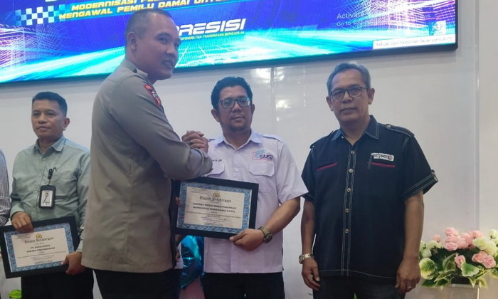 Hari Ulang Tahun (HUT) Lalu Lintas Bhayangkara (Polantas) ke-68 Tahun 2023. Polisi Resort Mandailing Natal (Polres Madina) menggelar syukuran, Senin (25/9/2023). Dalam syukuran itu, pihak Satuan Lalulintas (Satlantas) Polres Madina berikan penghargaan kepada SMSI Madina.