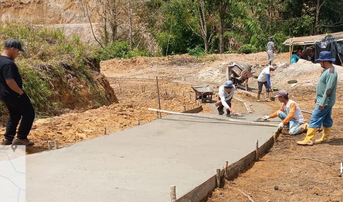 Tiga kelompok tani di Desa Ulumerah Kecamatan Sttu Julu Pakpak Bharat tengah mengerjakan Jalan Usaha Tani di areal food estate. Ketiga poktan itu yakni Kelompok Tani Mekar, Kelompok Tani Anul, dan Kelompok Tani Maneas.