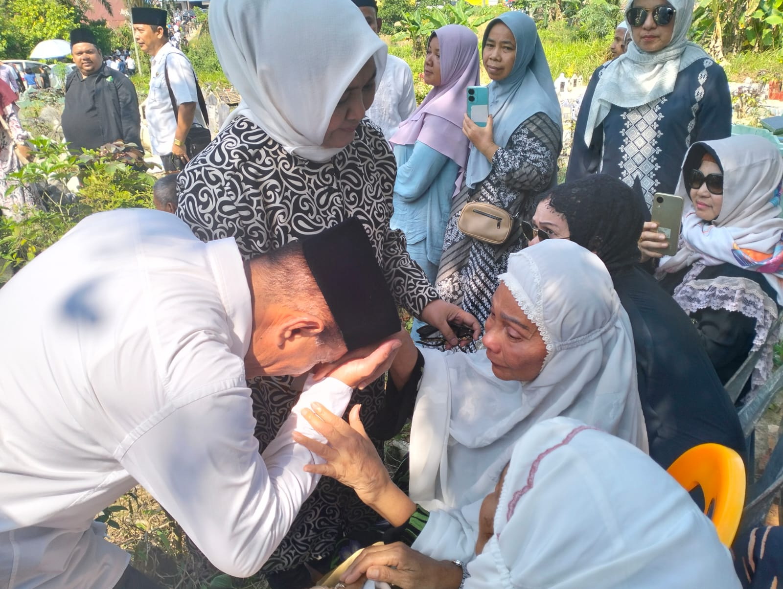 Gubernur Sumatera Utara ke-18 Edy Rahmayadi menyatakan almarhum Syamsul Arifin adalah abang sekaligus sahabat yang kepergiannya menyisakan dukacita yang mendalam pada diri dan keluarganya.