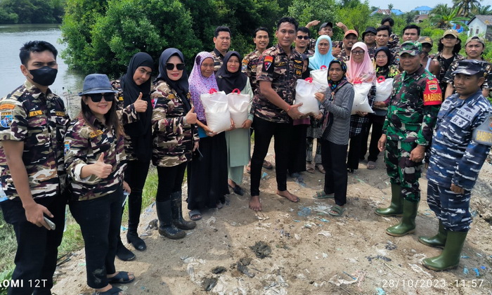 Pengurus Daerah II GM (Generasi Muda) KB FKPPI Sumut melaksanakan kegiatan penanaman mangrove di Lingkungan IV Kelurahan Nelayan Indah, Medan Labuhan.