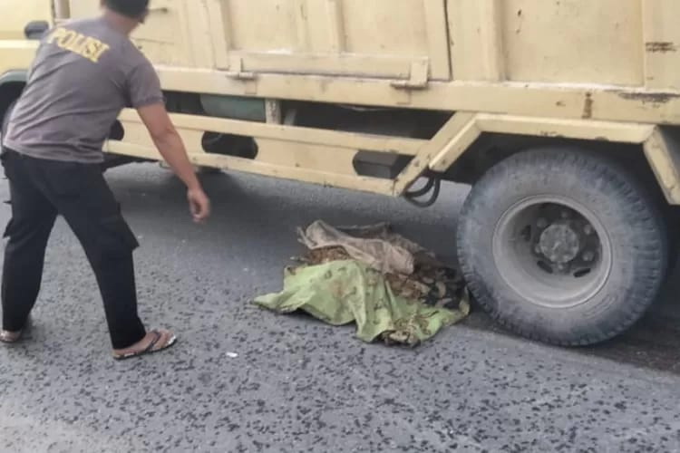 seorang bocah 8 tahun, tewas terlindas mobil dumb truck Colt Diesel, Senin (23/10/2023), sekira pukul 18.00 WIB, di Jalan Umum Pangaribuan – Sipirok KM 01-02 Desa Parsibarungan Jae, Kecamatan Pangaribuan, Tapanuli Utara
