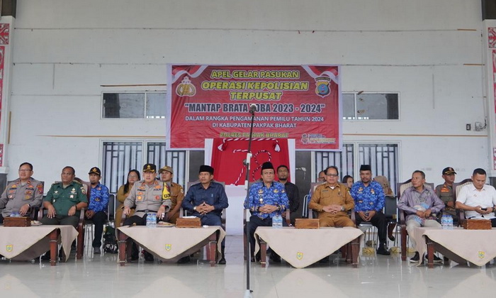 Polres Pakpak Bharat menggelar Apel Gelar Pasukan Operasi Mantap Brata 2023-2024 di Lapangan Kasean Banurea Napa Sengkut Salak, Selasa (17/10/2023)