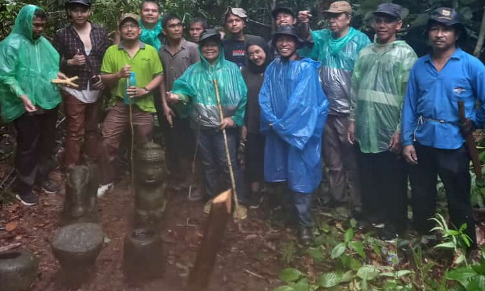 Tim UGM yang terdiri dari Wadekan FIB UGM Dr Mimi Syafitri yang juga merupakan seorang arkeolog, beserta rekan-rekan, Dr Tular, Mushadat, Adit, Candika, Sifa, Iqbal, dan Kira mengunjungi Pakpak Bharat beberapa waktu lalu.