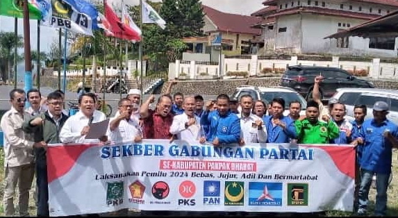 Dalam rangka mewujudkan penyelenggaraan Pileg 2024, gabungan 8 partai politik melakukan deklarasi dan pernyataan sikap di sekretariat bersama, tepatnya Komplek Perkantoran Panorama Indah Sindeka, Selasa (3/10/2023).