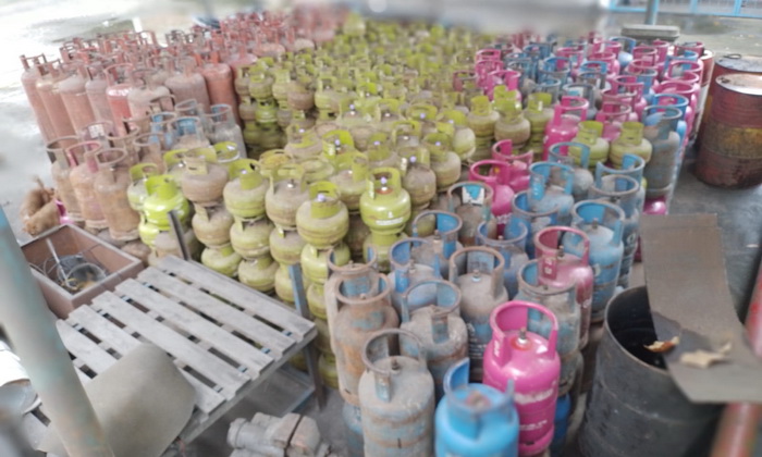 Tim Bareskrim Polri bersama Polda Sumut mengungkap praktek ilegal pengoplosan gas LPG bersubsidi dengan menggerebek salah satu gudang penyimpanan yang berlokasi di Kawasan Industri Medan (KIM) II, Jalan Pulau Natuna II, Kecamatan Percut Seituan.