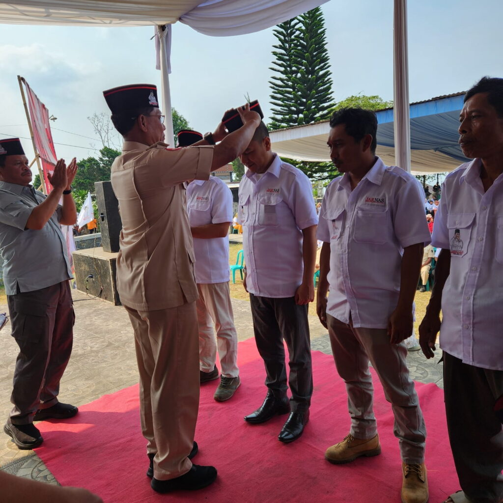Ratusan petani dan nelayan di Desa Ketelen Kecamatan Blando serta Desa Wonokerso Kecamatan Kandeman, Kabupaten Batang, Jateng, melakukan deklarasi dukungan kepada calon presiden Prabowo Subianto di Batang, Rabu (18/10/2023).