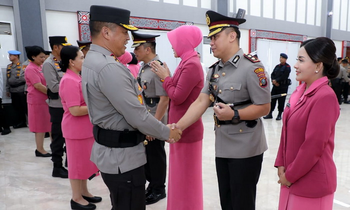 Polda Sumut menggelar upacara serah terima jabatan (sertijab) Irwasda dan sejumlah kapolres. Acara berlangsung di Aula Tribrata Mapoldasu, Senin (2/10/2023).