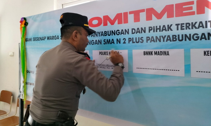 Sekolah Menengah Atas Negeri (SMAN) 2 Plus Panyabungan tanda tangani komitmen bersih narkoba dan judi online.