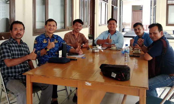 Kepala Bappelitbang Kota Gunungsitoli Karya S Bate'e SSTP MAP menerima kunjungan pengurus SMSI Kepulauan Nias, di kantornya, Senin (2/10/2023).