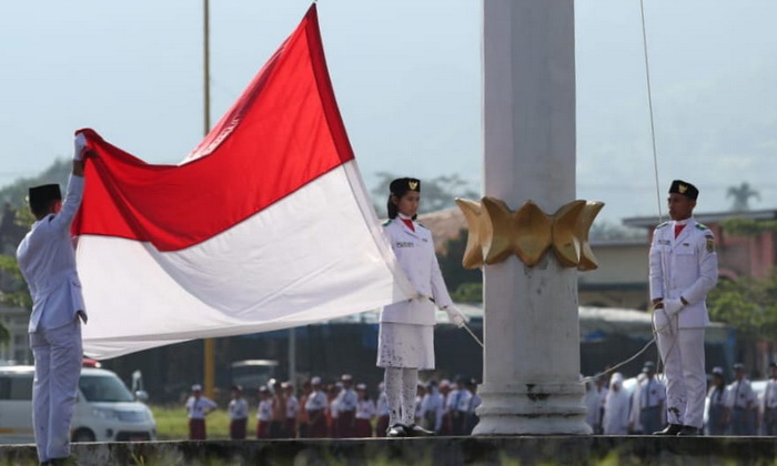 Wakil Bupati Pakpak Bharat H Mutsyuhito Solin Dr MPd memimpin Upacara Peringatan Hari Sumpah Pemuda ke 95 Tahun 2023 tingkat Kabupaten Pakpak Bharat.