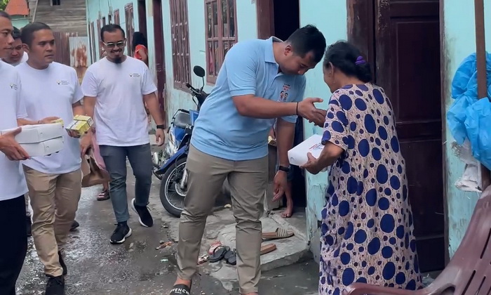 TKD Prabowo Gibran Sumut dipimpin ketuanya, Ade Jona Prasetyo, melakukan pembagian makan siang dan susu gratis pada beberapa titik lokasi di seputaran Medan Utara, Selasa (28/11/2023).