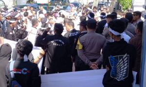 Ratusan massa dari Horas Bangso Batak (HBB) Sumut, Senin (27/11/2023), menggelar aksi unjuk rasa damai di depan Kantor Kejaksaan Negeri (Kejari Medan) Jalan Adinegoro.