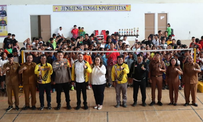 Bupati Pakpak Bharat Franc Bernhard Tumanggor membuka Kejuaraan Bulutangkis Piala Bupati Pakpak Bharat ke-2 Tahun 2023 di GOR Traju Sport Center.