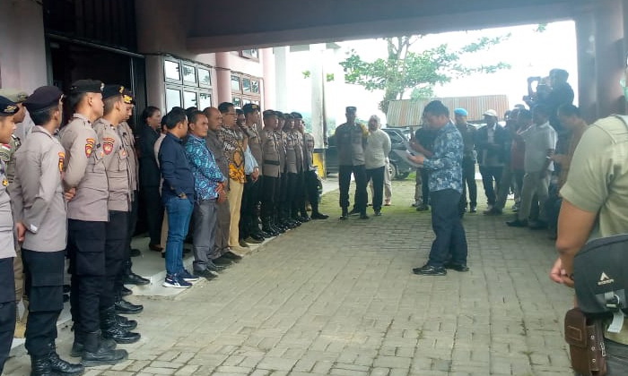 Sejumlah demonstran menduduki halaman Gedung DPRD Pakpak Bharat. Sejumlah massa mengatasnamakan Gabungan Masyarakat Pakpak Bharat (GMPB), berunjukrasa di hadapan para legislator Pakpak Bharat, Kamis (9/11/2023).