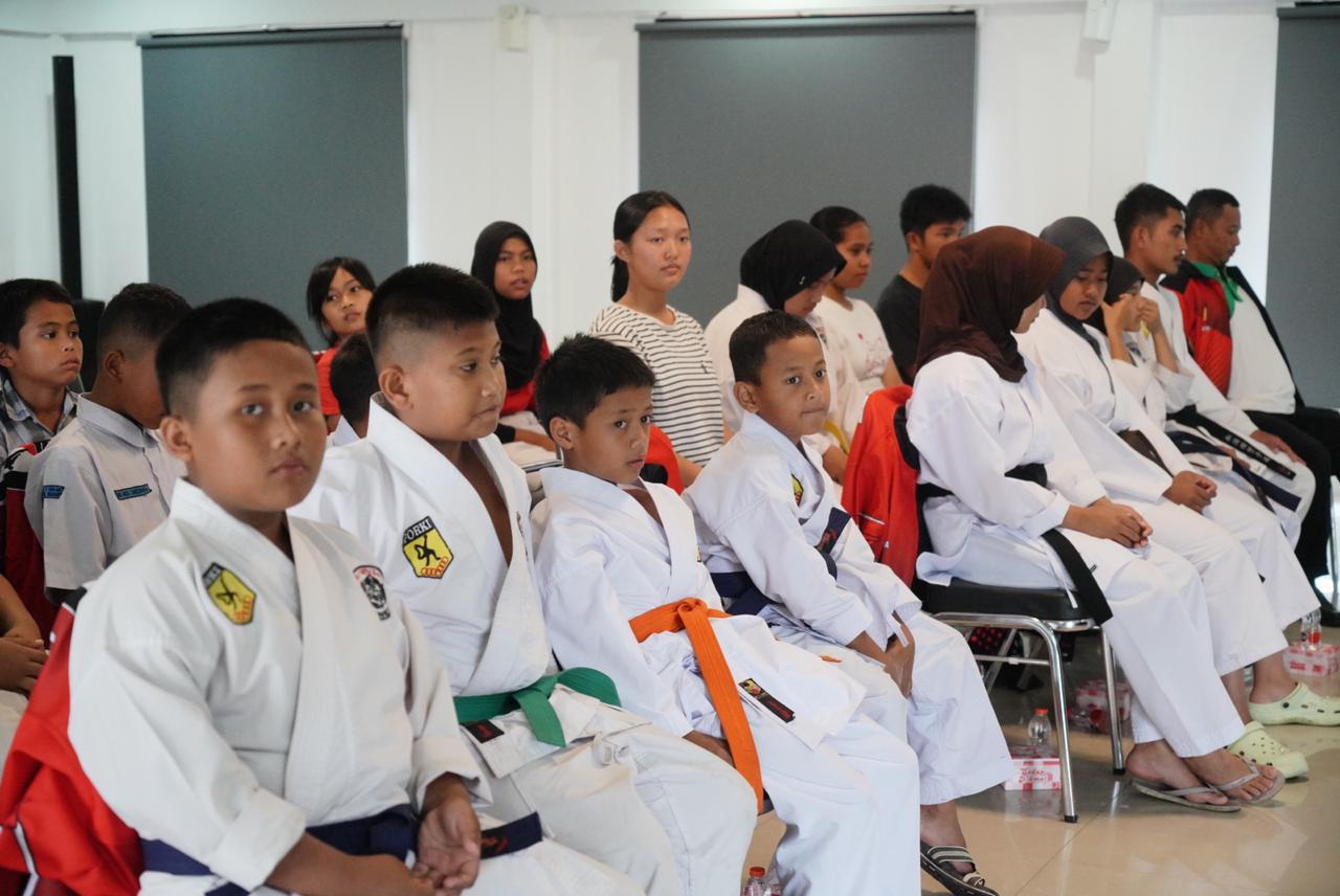 Bupati Pakpak Bharat, Franc Bernhard Tumanggor melepas keberangkatan Tim Karate Tako Indonesia Dojo Fighter Karate Club (FKC) Pakpak Bharat di Pendopo Bupati Pakpak Bharat.