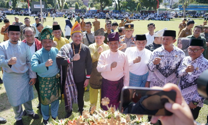Bupati Pakpak Bharat Franc Bernhard Tumanggor menghadiri Peringatan Hari Guru Nasional Tingkat Sumut, di Lapangan Merdeka Kota Binjai (27/11/2023).