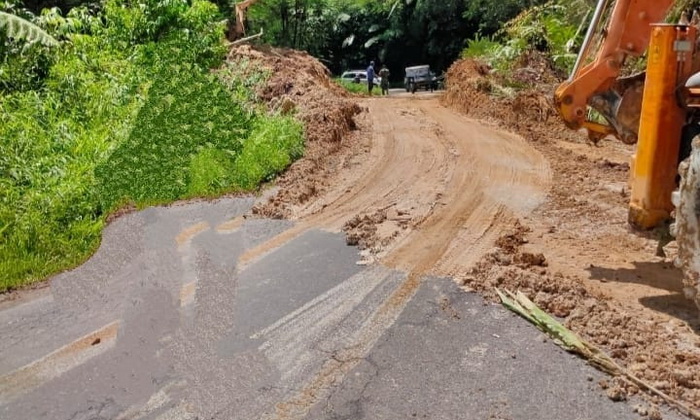 Satu unit alat berat milik Badan Penanggulangan Bencana Daerah Pakpak Bharat terlihat bekerja membersihkan material longsoran yang menutup badan jalan di Dusun Sikulaping, Desa Traju, Kecamatan Siempat Rube, Kamis (2/11/2023), sekira pukul 09.00 WIB.