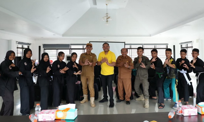 Bupati Pakpak Bharat Franc Bernhard Tumanggor melepas Tim Moccak Kabupaten Pakpak Bharat yang akan berlaga di 'Turnamen Pencak Silat Tapanuli Raya Open 2023'.