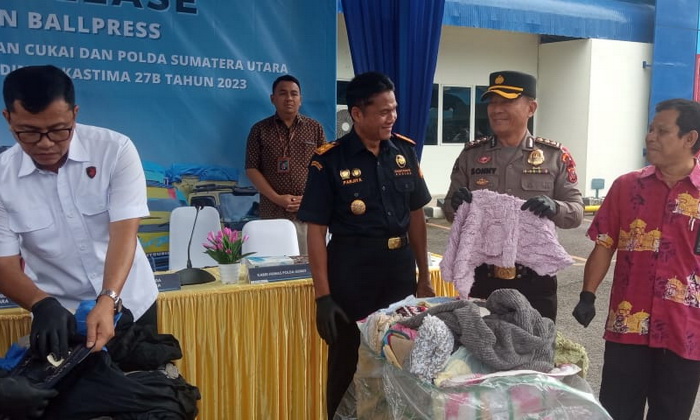 Tim Gabungan Bea Cukai dan Polda Sumut mengungkap penyelundupan pakaian bekas ilegal dari Malaysia melalui perairan di Sicanang, Kabupaten Langkat, Minggu (5/11/2023) dini hari.