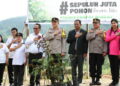 Sekda (Sekretaris Daerah) Pakpak Bharat Jalan Berutu SPd MM bersama beberapa Pimpinan Organisasi Perangkat Daerah lainnya, mengikuti pelaksanaan 'Penanaman Sepuluh Juta Pohon' di Mapolres Pakpak Bharat.