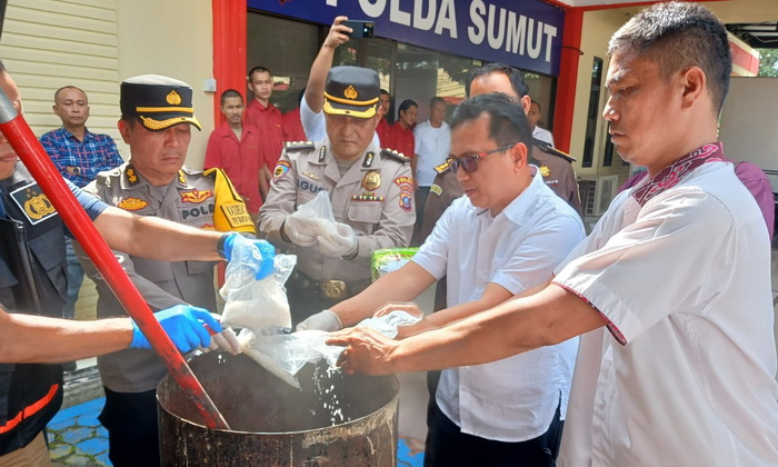 Polda Sumut memusnahkan barang bukti narkoba. Hal ini ebagai bentuk komitmen dalam upaya pemberantasan peredaran narkoba di wilayah Provinsi Sumatera Utara.