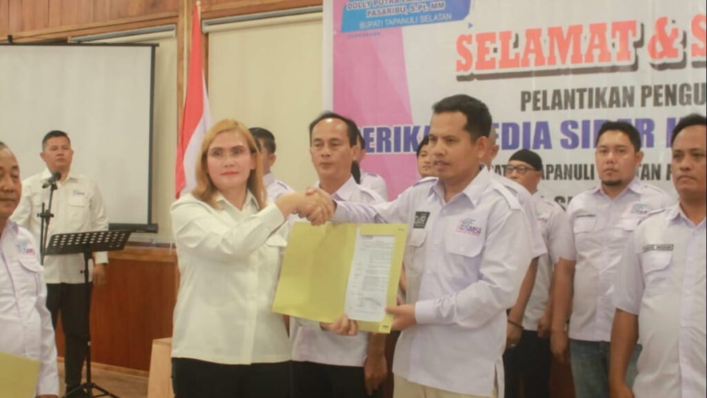 Kepengurusan Serikat Media Siber Indonesia (SMSI) Kabupaten Tapanuli Selatan Periode 2023-2026, resmi dilantik oleh Ketua SMSI Sumut Erris J Napitupulu, Senin (20/11/2023).