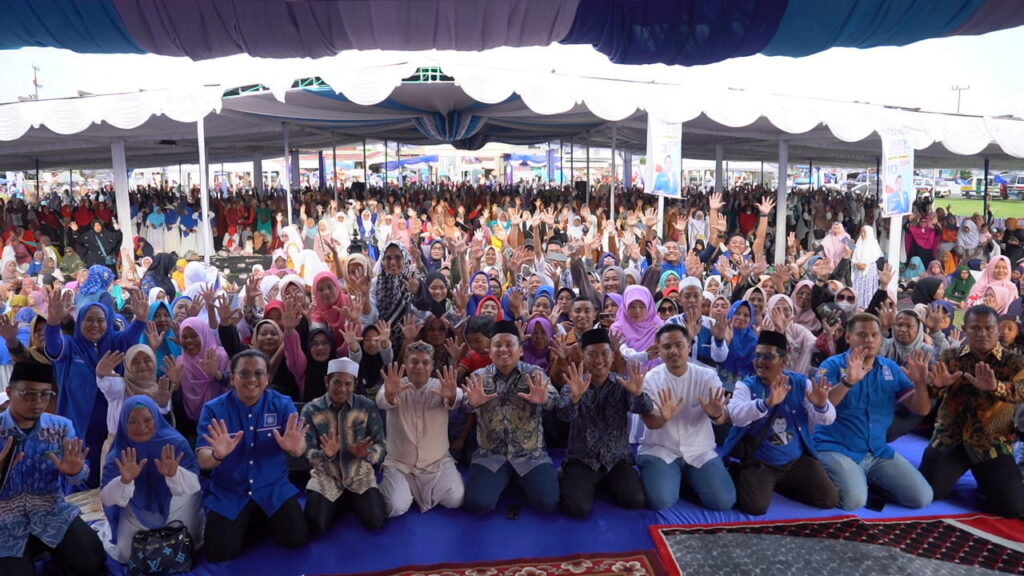 Caleg PAN DPR RI Dapil Sumut 3 Nomor Urut 10, Dedy Gunawan Ritonga ST MM, menghadirkan Haddad Alwi dan Ustadz Ucay Batubara saat menggelar 'tabligh akbar' di Lapangan Sepakbola Rambung Merah Jalan H Ulakma Sinaga, Simalungun, Minggu, (28/1/2024).