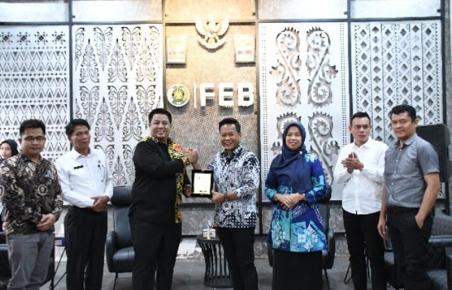 Bupati Samosir Vandiko T Gultom bersama Rektor Universitas Sumatera Utara (USU) melakukan penandatanganan kesepakatan bersama (MoU) di Ruang Dekan Fakultas Ekonomi dan Bisnis (FEB) USU, Rabu (17/1/2024.