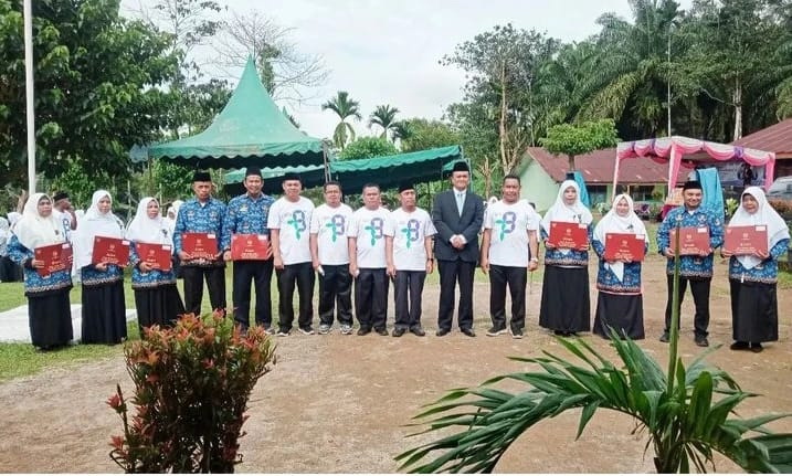 Wakil Bupati Pakpak Bharat H Mutsyuhito Solin Dr MPd memimpin Upacara Peringatan Hari Amal Bhakti ke-78 yang diselenggarakan Kantor Kementerian Agama Kabupaten Pakpak Bharat, di Madrasah Tsanawiyah Negeri Sibande, Kecamatan Sitellu Tali Ureng Jehe.