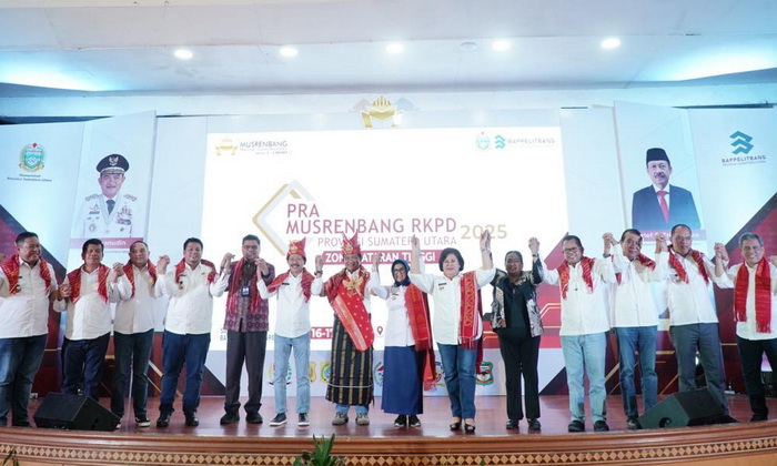Bupati Pakpak Bharat Franc Bernhard Tumanggor menghadiri 'Pra-Musrenbang RKPD Provinsi Sumatera Utara Tahun 2025 Zona Dataran Tinggi' di Hotel Sibayak, Berastagi.