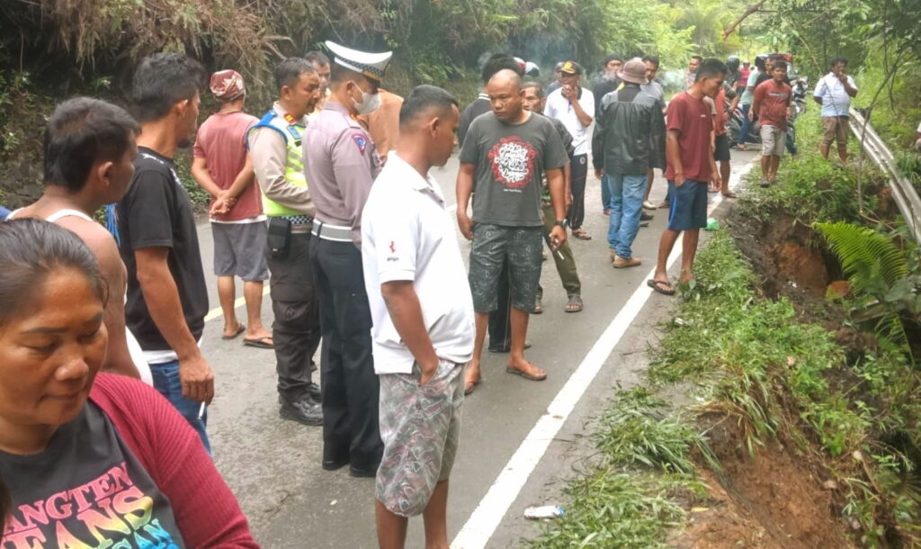 Bus penumpang umum jenis Mitsubishi Colt Diesel dengan Nomor Polisi BB 7014 BB merek kesatuan Sumatera Tapanuli Transport (STT), terjun ke jurang sedalam 30 meter di Jalan Lintas Sumatera KM 32 - 33 Tarutung - Sibolga.