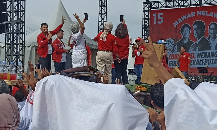 Ormas HBB (Horas Bangso Batak) meriahkan Konser Solidaritas dan Kampanye Akbar PSI yang berlangsung meriah di Lapangan Reformasi Jalan Besar Tembung Desa Bandar Klippa Kecamatan Percut Sei Tuan, Sumatera Utara, Rabu (24/1/2024).